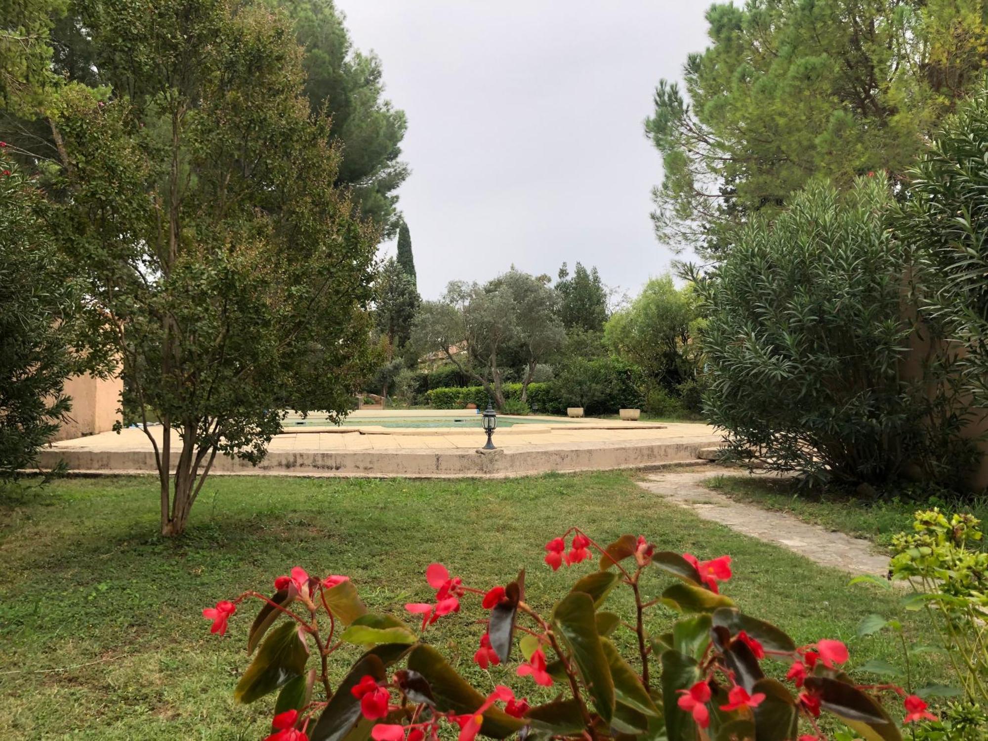 Gite En Provence Dans Grand Jardin Avec Piscine Partagee Cornillon-Confoux Exterior foto